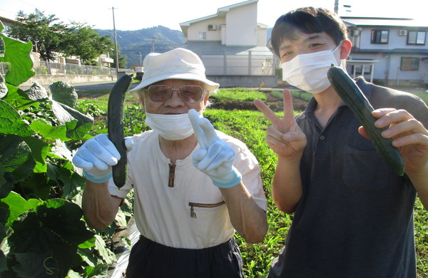 皆様に支えられ、、野菜・花が育っております♪